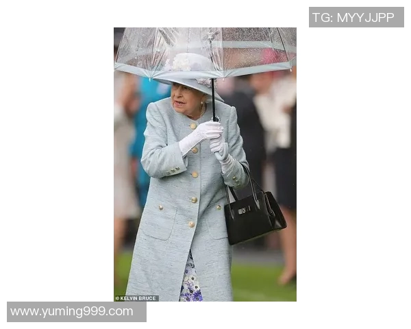 姚明明撑伞在雨中漫步展现温柔与坚韧的独特魅力 姚明明撑伞在雨中漫步展现温柔与坚韧的独特魅力